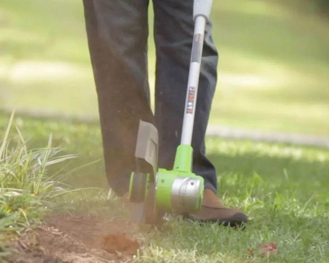 40V 13" Cordless Battery String Trimmer & 390 CFM Leaf Blower Combo w/ 4.0Ah Battery & Charger - Image 7