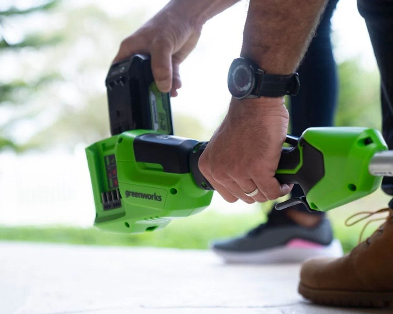 48V (24V x 2) 15" Cordless Battery TORQDRIVE String Trimmer Combo Kit, 24V 320 CFM Blower and 24V 22" Hedge Trimmer: (2) 2.0 Ah USB Batteries and Charger - Image 5