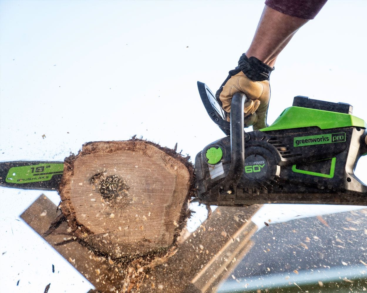 60V 18" Cordless Battery 2.0 kW Chainsaw and 10" Pole Saw Combo Kit: 4.0 Ah Battery and Charger - Image 7